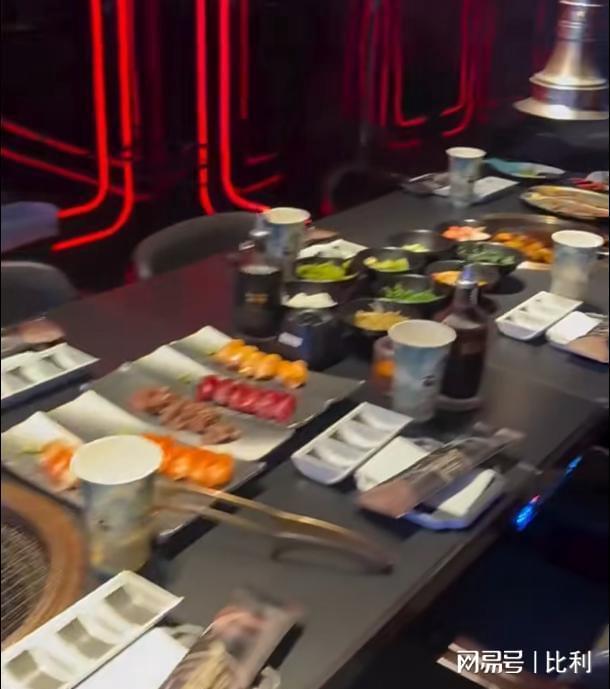 曝光茅台随便喝小11岁模特老婆好抢镜！p