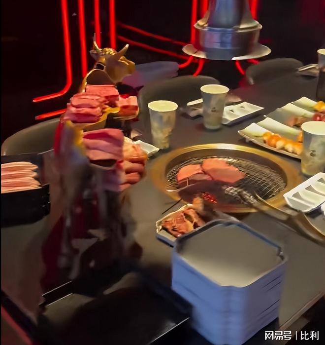 曝光茅台随便喝小11岁模特老婆好抢镜！pg电子娱乐平台著名港星安志杰生日会(图3)