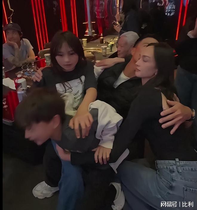 曝光茅台随便喝小11岁模特老婆好抢镜！pg电子娱乐平台著名港星安志杰生日会(图6)