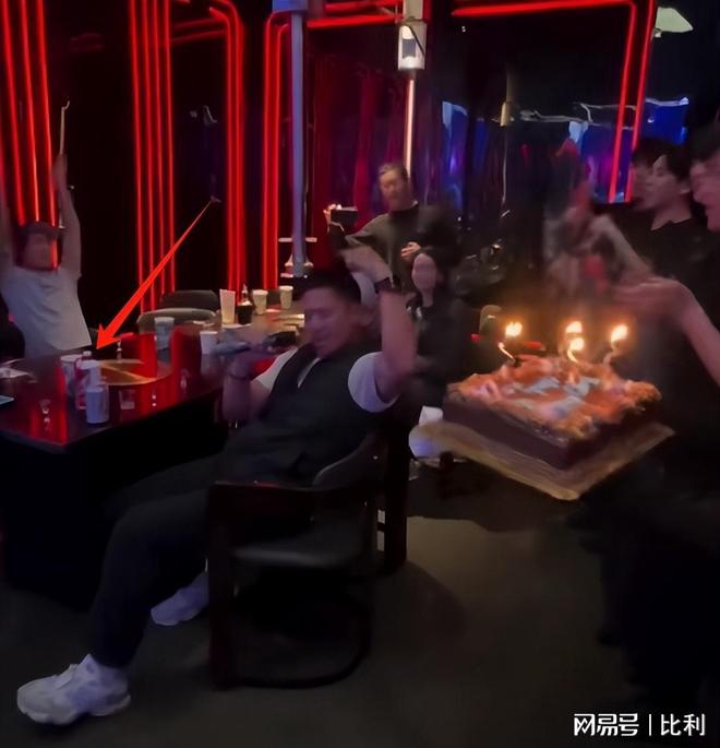 曝光茅台随便喝小11岁模特老婆好抢镜！pg电子娱乐平台著名港星安志杰生日会(图8)