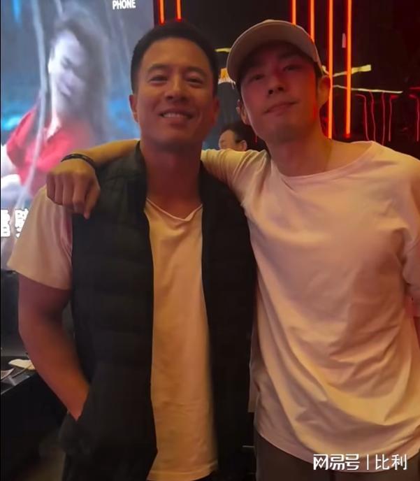 曝光茅台随便喝小11岁模特老婆好抢镜！pg电子娱乐平台著名港星安志杰生日会(图7)
