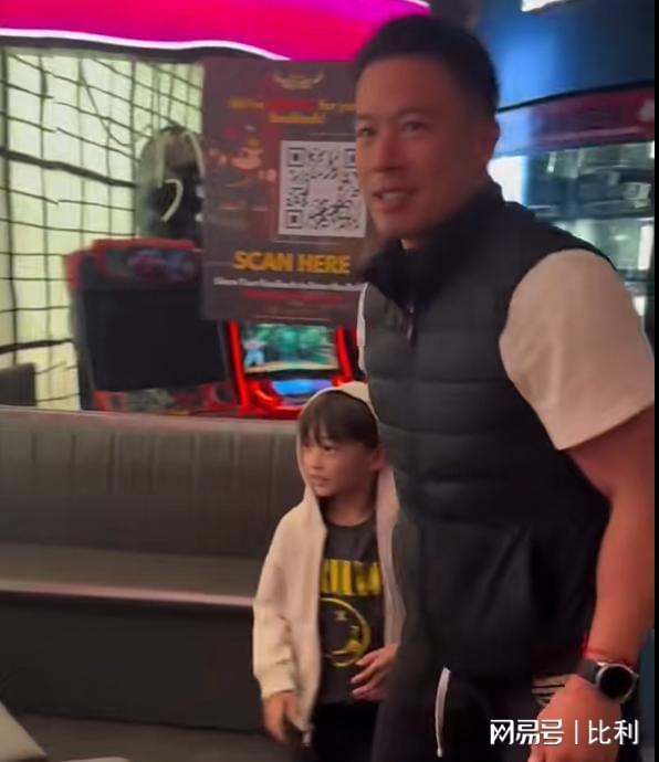 曝光茅台随便喝小11岁模特老婆好抢镜！pg电子娱乐平台著名港星安志杰生日会(图13)