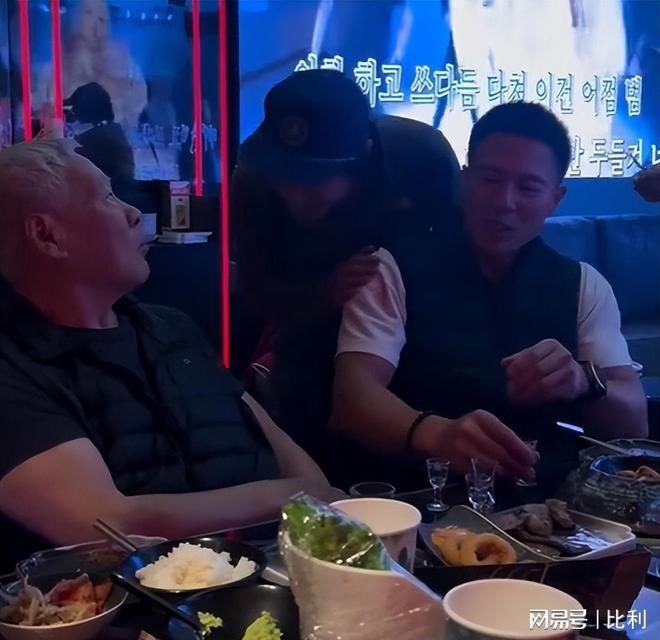 曝光茅台随便喝小11岁模特老婆好抢镜！pg电子娱乐平台著名港星安志杰生日会(图14)