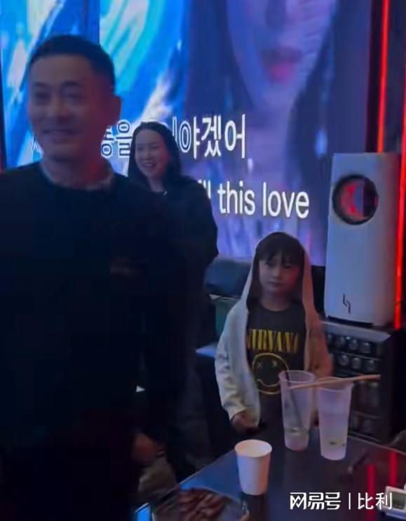 曝光茅台随便喝小11岁模特老婆好抢镜！pg电子娱乐平台著名港星安志杰生日会(图18)