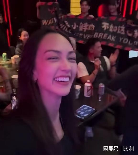 曝光茅台随便喝小11岁模特老婆好抢镜！pg电子娱乐平台著名港星安志杰生日会(图17)
